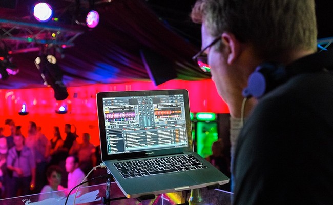 Que tal animar a festa com DJs?